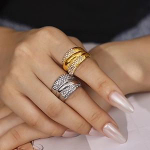 Anillo multicapa de acero chapado en oro de 18k con pavé de diamantes estilo hip hop