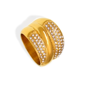 Lujoso anillo multicapa de acero inoxidable chapado en oro de 18k con pavé de cristales