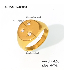 Detalle de anillo de sello chapado en oro de 18K con tres diamantes checos incrustados a mano