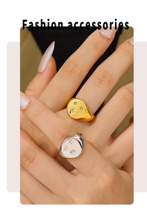 Primer plano de anillos de sello bañados en oro de 18K con tres diamantes engastados