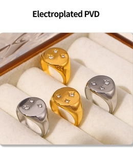 Detalle de anillos de sello en oro y plata PVD con tres diamantes engastados en estrella
