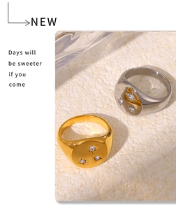 Detalle de anillos planos de oro y plata con diamantes engastados en estrella