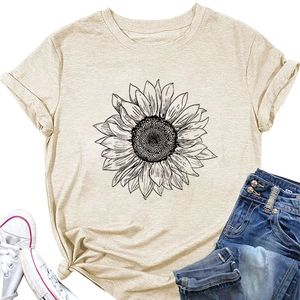 Détail de l'imprimé tournesol sur t-shirt beige avec un short en jean bleu