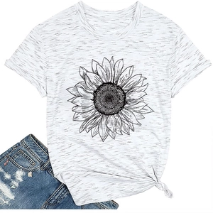 Détail du t-shirt blanc imprimé tournesol avec nœud frontal élégant et texture gris chiné