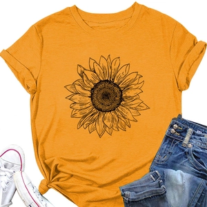 Gros plan d'un t-shirt jaune avec motif tournesol et un nœud élégant à la base