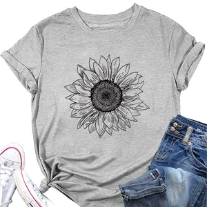 Vue détaillée d'un t-shirt gris avec graphique de tournesol et manches retroussées