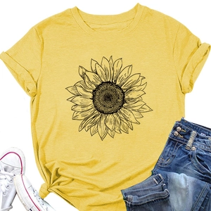 Détail de l'imprimé tournesol sur un t-shirt à manches courtes jaune moutarde en coton