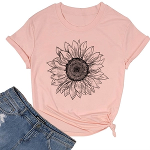 Détail du t-shirt rose clair à motif tournesol avec nœud et short en jean bleu