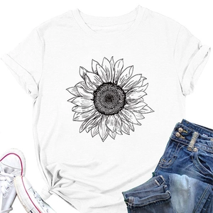 Détail d'un t-shirt blanc en coton avec imprimé tournesol artistique et nœud sur le côté