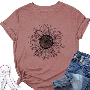 T-shirt femme avec imprimé tournesol assorti avec baskets et jean bleu