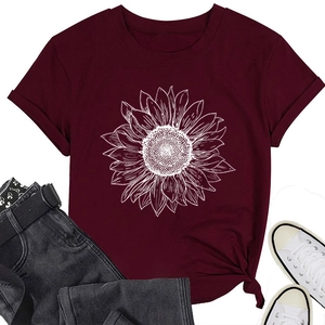 Détail d'un t-shirt bordeaux à motif tournesol avec manches retroussées et nœud latéral