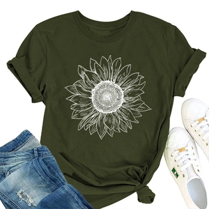 Détail d'un t-shirt vert militaire avec motif tournesol blanc et ourlet noué stylé