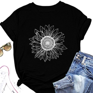 T-shirt noir en coton avec imprimé tournesol et accessoires d'été posés à plat