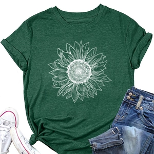 Détail de l'imprimé tournesol sur un t-shirt vert foncé avec nœud élégant à l'ourlet