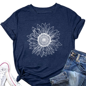 T-shirt bleu marine avec motif tournesol, texture du tissu et détail de nœud sur le devant