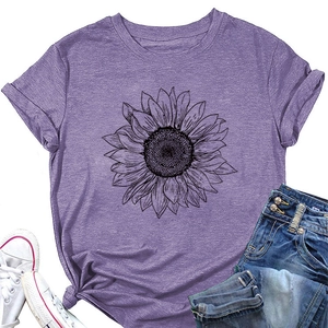 Détail du t-shirt violet à motif tournesol avec nœud frontal et manches roulées