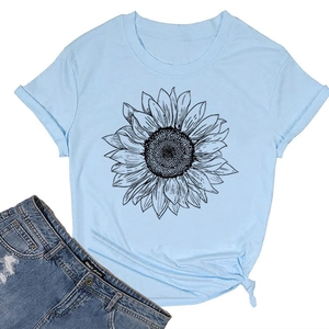 Détail de l'imprimé tournesol sur un t-shirt bleu clair à col rond et nœud élégant
