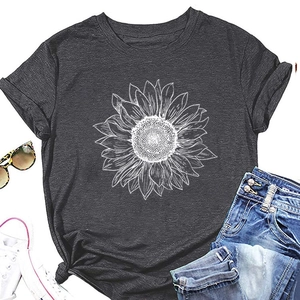 T-shirt gris avec tournesol posé à plat avec short en jean et lunettes léopard
