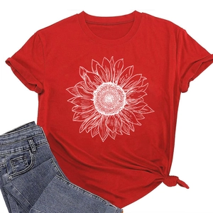 Détail d'un t-shirt rouge en coton avec imprimé tournesol et nœud à la taille