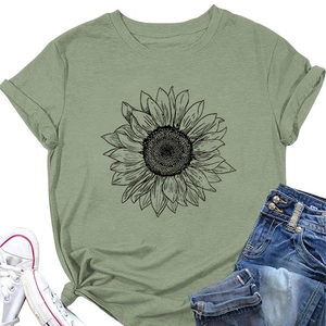 Détail de l'imprimé tournesol sur un t-shirt vert à col rond pour femme