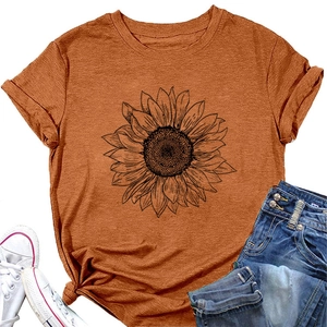 Détail du t-shirt col rond couleur caramel avec imprimé tournesol aux lignes noires