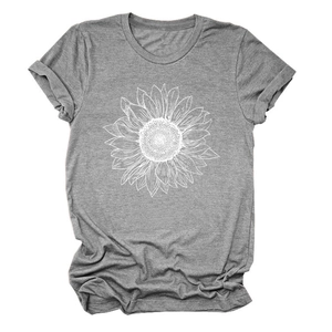Détail du t-shirt gris tournesol avec dessin au trait blanc et texture en coton doux