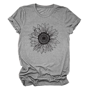 Détail des manches retroussées et motif tournesol sur un t-shirt gris à col rond