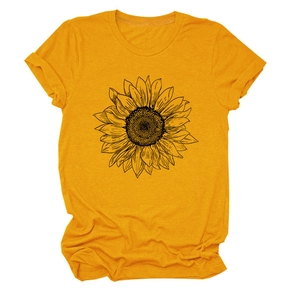 Détail de l'imprimé tournesol sur un t-shirt jaune en coton à col rond à plat