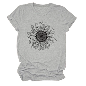 Détail de l'imprimé tournesol et des manches retroussées sur un t-shirt gris
