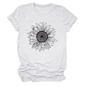 Détail de l'imprimé tournesol noir et blanc sur un t-shirt en coton blanc de haute qualité