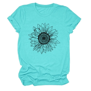 Détail de la manche retroussée et dessin de tournesol sur t-shirt bleu sarcelle