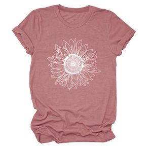 Détail de l'imprimé tournesol sur un t-shirt en coton rose poudré avec col rond et manches