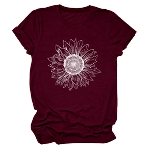 Détail de l'imprimé tournesol sur un t-shirt en coton bordeaux à col rond et manches