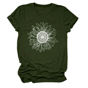 Détail de l'imprimé tournesol sur un t-shirt vert foncé avec manches à revers
