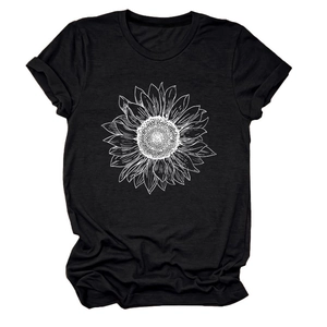 Détail d'un t-shirt en coton noir avec imprimé tournesol blanc et col rond classique