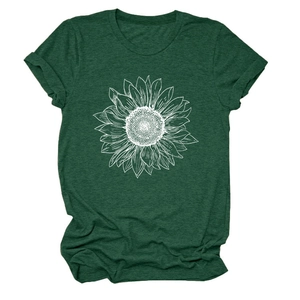Détail des manches retroussées et motif de tournesol blanc sur un t-shirt vert foncé