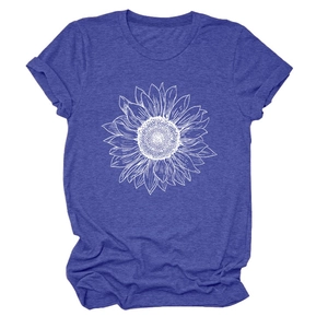 Détail de l'imprimé tournesol sur un t-shirt bleu marine à col rond et manches courtes