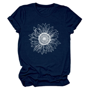 Détail de l'imprimé tournesol et texture du tissu bleu marine sur t-shirt décontracté
