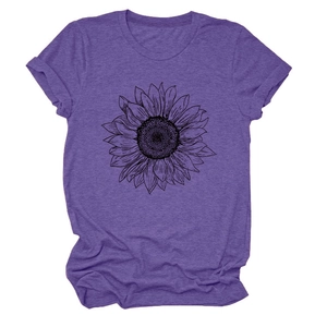 Gros plan d'un t-shirt violet à col rond avec motif de tournesol noir et manches retroussées