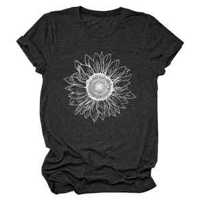 Détail de l'imprimé tournesol sur t-shirt gris foncé avec revers aux manches