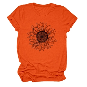 Détail de l'imprimé tournesol sur t-shirt orange à col rond avec texture de tissu doux