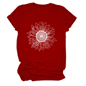 Gros plan sur l'imprimé tournesol blanc d'un t-shirt rouge décontracté pour femme