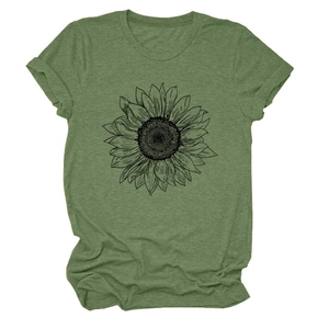 Détail de l'imprimé tournesol sur un t-shirt vert à col rond avec poignets roulés et chinés