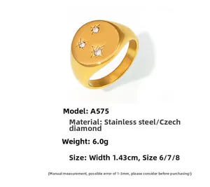Detalle macro de un anillo de sello chapado en oro de 18k con circonitas engastadas