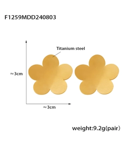 Detailed view of 3cm titanium steel flower earrings with weight and size specifications