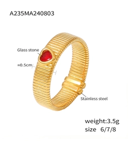 Detail eines 18k vergoldeten Edelstahlrings mit rotem Glasteil in Herzform