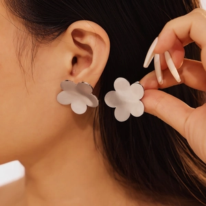 French palace style five-petal white flower stud earrings plated in 18k gold