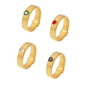 Ring-Set aus 18k vergoldetem Edelstahl mit Stufenstruktur und Herz-Edelsteinen