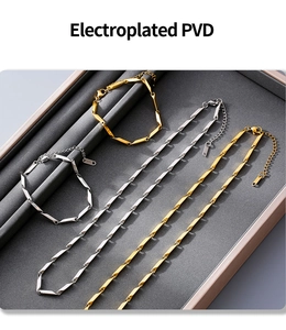 Detail der PVD-vergoldeten geometrischen Gliederkette in einer Luxus-Schmuckschale