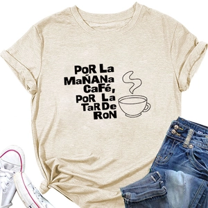 Détail d'un t-shirt abricot avec imprimé espagnol et design avec nœud sur le côté